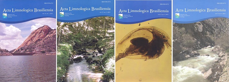 La imagen presenta un montaje de cuatro portadas de la revista Acta Limnologica Brasiliensia, dispuestas una al lado de la otra. Cada portada tiene el mismo formato: un encabezado azul con el título de la revista en la parte superior y, debajo, la imagen específica de la edición. 1.	Primera portada, a la izquierda: Un paisaje de un gran lago tranquilo, bordeado por montañas rocosas con vegetación dispersa. 2.	Segunda portada: Un bosque denso y exuberante con árboles altos y un arroyo de aguas claras y transparentes que serpentea entre las rocas. 3.	Tercera portada: Una fotografía macro de un organismo acuático: un pequeño crustáceo transparente de color marrón claro con detalles internos visibles. 4.	Cuarta portada: Un rápido en medio de un lecho de grandes piedras y rocas. El agua desciende con fuerza, creando espuma.